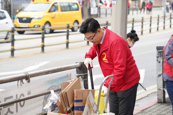 김성원 후보가 공식 선거운동 첫날인 지난 3월28일 출정식을 간소화하고 조용한 선거운동에 돌입했다.