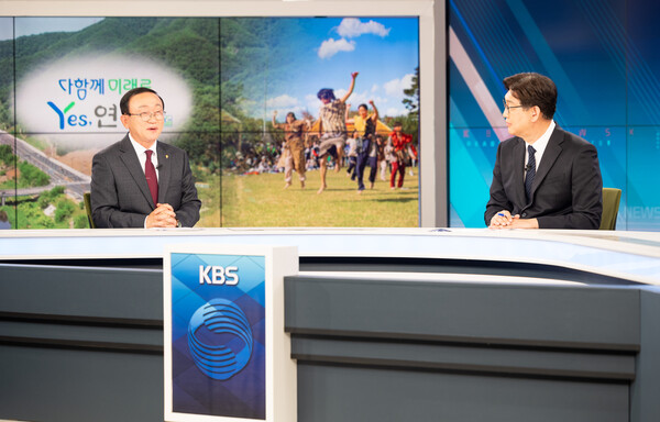 김덕현 군수(왼쪽)가 지난 5월3일 KBS수원센터에서 진행된 뉴스인 대담에서 세컨드 홈 정책을 적극 활용해 생활인구를 늘려 지역경제를 활성화 하겠다고 밝혔다.
