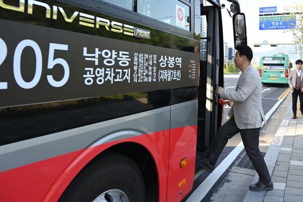 김동근 시장이 지난 5월8일 정음마을 고산2단지 정류소에서 1205번 광역버스에 탑승하고 있다.